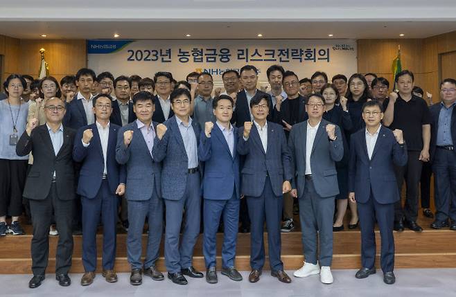 25일 서울 여의도 소재 농협캐피탈 본사 회의실에서 개최된 ‘2023년 하반기 리스크전략회의’에서 강신노 농협금융 리스크관리부문장(앞줄 왼쪽 여섯 번째)과 계열사 CRO 및 실무책임자들이 기념촬영을 하고 있다. (사진=농협금융그룹)