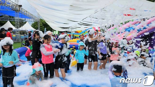 충북 보은군이 마련한 무료 물놀이장을 찾은 어린이들이 즐거운 시간을 보내고 있다.(보은군 제공) /뉴스1