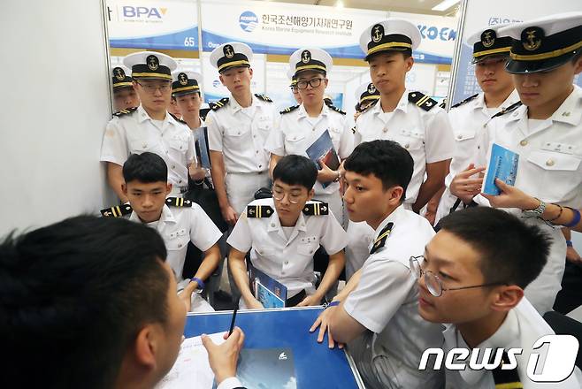 6일 오후 부산국제여객터미널 5층 다목적홀에서 열린 '해양수산 취업박람회'에서 구직자들이 현장면접을 보고 있다. 이번 박람회에서는 118개의 기업·협회, 46개의 공공기관 등 총 177개 기관이 참여했다. 2018.9.6/뉴스1 ⓒ News1 여주연 기자