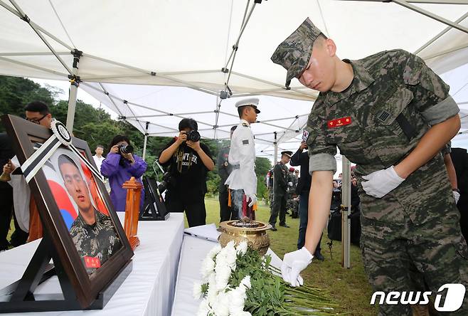 고(故) 채수근 해병대 1사단 포병대대 상병의 안장식이 22일 오후 대전 유성구 국립대전현충원 장병 4묘역에서 거행된 가운데 해병대 장병들이 헌화하고 있다. 2023.7.22/뉴스1 ⓒ News1 김기태 기자