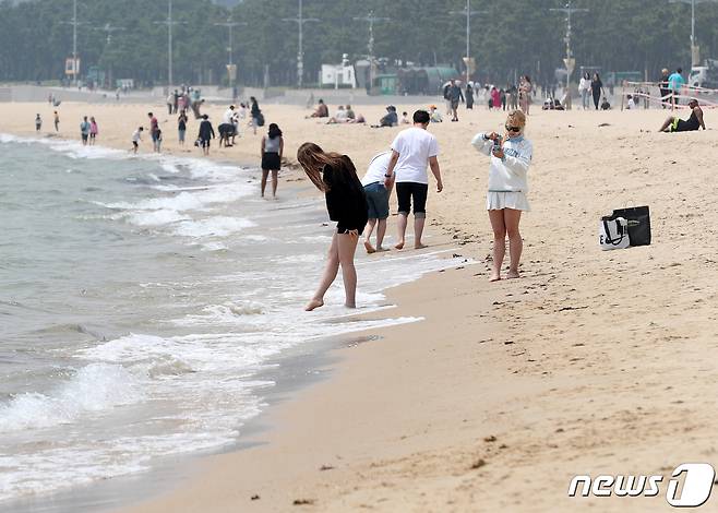 부산 해운대해수욕장을 찾은 관광객들이 물놀이를 즐기고 있다. 2023.5.15/뉴스1 ⓒ News1 윤일지 기자