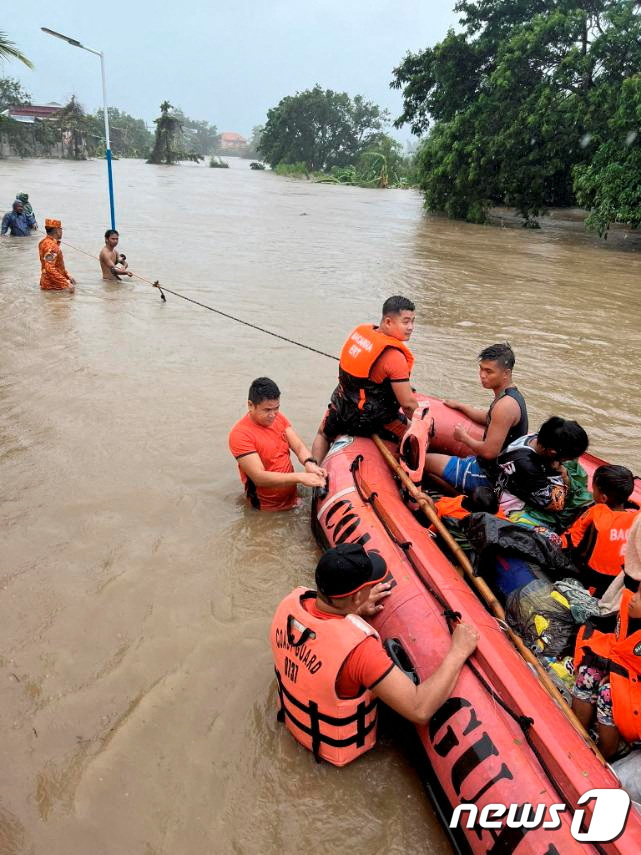 26일(현지시간) 제5호 태풍 '독수리'가 필리핀 북부를 강타한 가운데 구조대원들이 북부 일로코스 노르테주에서 주민들을 대피시키고 있다. 2023.07.26/ ⓒ 로이터=뉴스1 ⓒ News1 박재하 기자