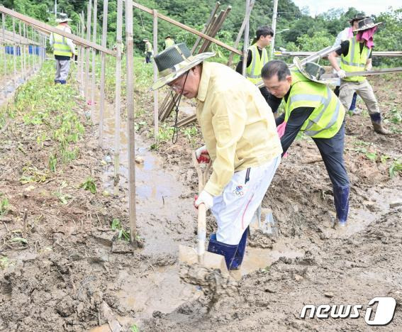 홍준표 대구시장이 지난 24일 경북 예천군 감천면 천향2리에서 수해 복구에 전념하고 있다.(대구시 제공)