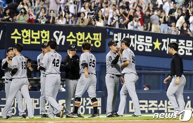 12일 오후 서울 송파구 잠실야구장에서 열린 프로야구 '2023 신한은행 SOL KBO리그' 한화와 LG의 경기에서 2대1로 승리한 최원호 한화 감독과 코치진이 선수들과 환호하고 있다. 2023.7.12/뉴스1 ⓒ News1 박세연 기자