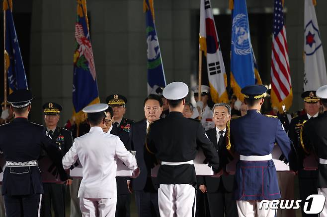 윤석열 대통령이 26일 경기도 성남 서울공항에서 열린 국군 전사자 유해 봉환 행사에서 6·25전쟁 당시 전사해 하와이에 임시 안치됐던 7명의 국군 용사 유해를 맞이하고 있다. (대통령실 제공) 2023.7.26/뉴스1 ⓒ News1 오대일 기자