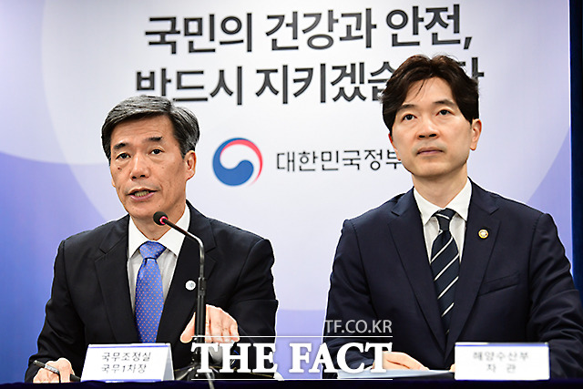 박구연 국무조정실 국무1차장(왼쪽)이 26일 오전 서울 종로구 세종대로 정부서울청사에서 후쿠시마 오염수 방류 관련 일일 브리핑 및 향후계획 발표를 하고 있다./임영무 기자