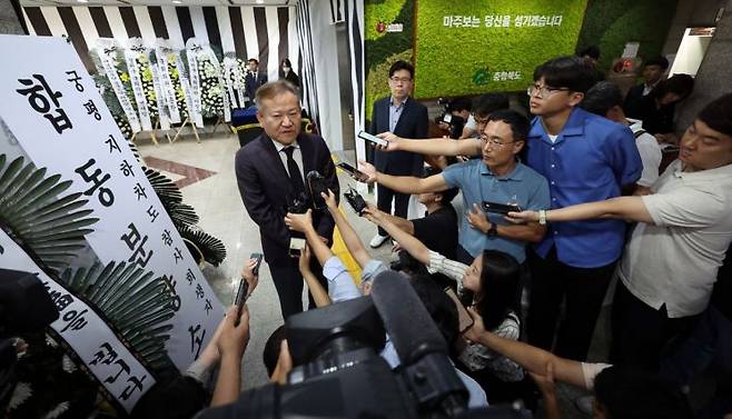 이상민 행정안전부 장관이 26일 충북도청에 마련된 오송 지하차도 사고 희생자 합동분향소를 방문해 취재진과 인터뷰하고 있다. 사진제공=연합뉴스