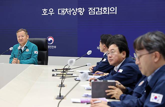 헌법재판소에서 탄핵소추안이 기각되면서 직무에 복귀한 이상민 행정안전부 장관이 25일 오후 정부세종청사 행정안전부 중앙재난안전상황실에서 회의를 주재하고 있다. /연합뉴스