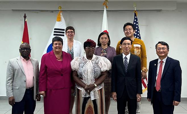 한국과 미국, 일본의 공여기관 관계자들이 25일(현지 시각) 가나 수도 아크라에서 보건사업 추진을 위한 약정을 체결하고 기념 촬영을 하고 있다. /코이카 제공