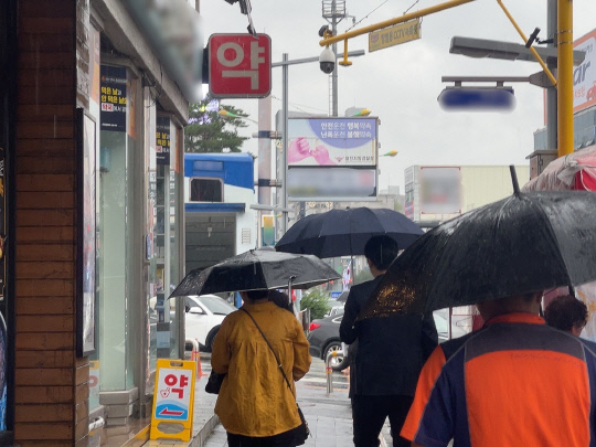 대전 동구 대전역의 위치한 약국 옆을 시민들이 지나가고 있다. 사진=최다인 기자