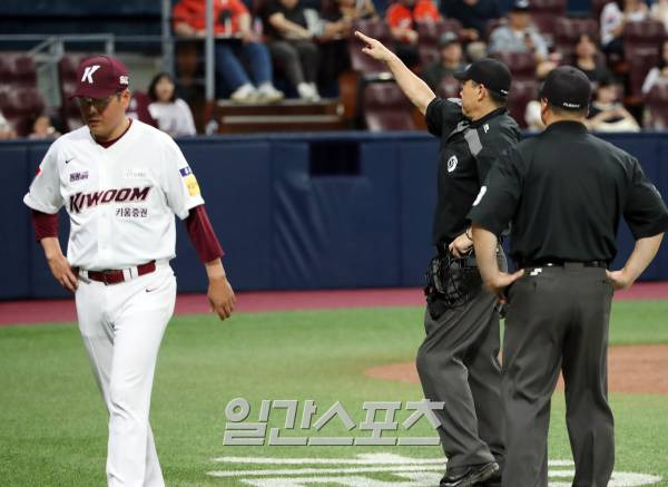 2023 KBO 프로야구 키움히어로즈와 한화이글스의 경기가 25일 오후 서울 고척스카이돔에서 열렸다. 8회초 2사 만루 노시환의 파울타구에 대한 비디오판독 후 홍원기 감독이 이민호 주심에게 항의하다 퇴장당하고 있다. 고척=김민규 기자 mgkim1@edaily.co.kr /2023.07.25/