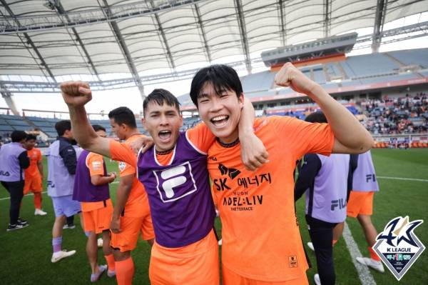 지난 5월 열린 포항 스틸러스전 승리 후 환호하는 김봉수(오른쪽)의 모습. 사진=프로축구연맹
