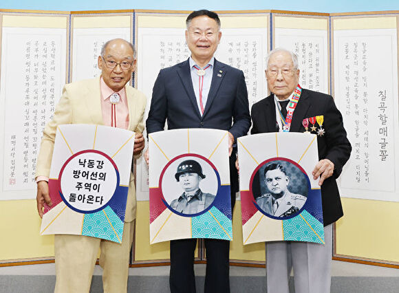 이창석 대한민국예술연협회장, 김재욱 칠곡군수, 김리진 워커대장추모기념사업회장(왼쪽부터)이 방패연을 들어보이고 있다. [사진=칠곡군]