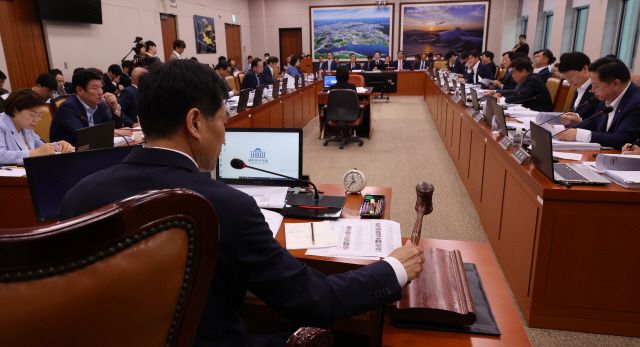 ▲ 김민기 국토교통위원장이 29일 오전 서울 여의도 국회에서 열린 국토교통위 전체회의에서 의사봉을 두드리고 있다. 연합뉴스