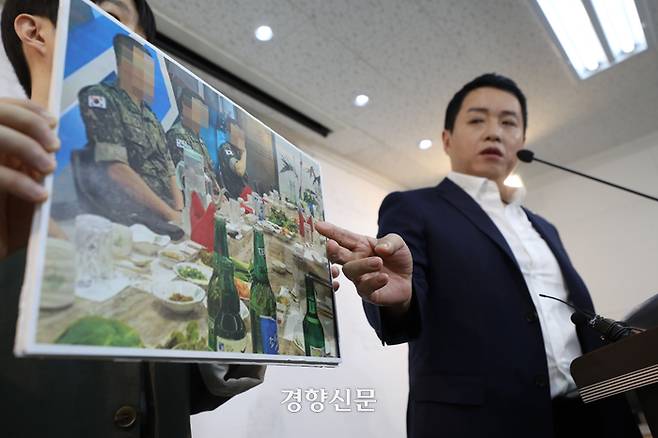 임태훈 군인권센터 소장이 26일 서울 마포구 군인권센터에서 육군9사단 백마회관 갑질 및 부조리 관련 기자회견을 하며 자료 사진을 보여주고 있다. 한수빈 기자