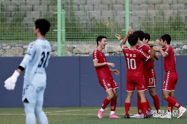 인천 부평고 선수들이 26일 충북 제천축구센터에서 열린 제56회 대통령금배 전국고등학교축구대회 경기 구리고와의 16강전에서득점 후 포옹하고 있다. 문재원 기자