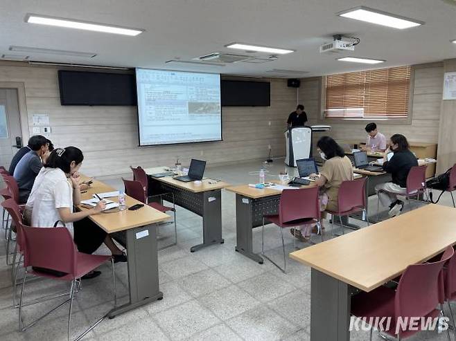 충남교육청이 지난 25일 보령 해양수련원에서 그린스마트 미래학교 외부전문가 회의를 열고 있다.   사진=충남교육청