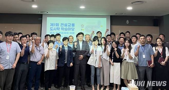 충남도는 26일 건설교통국 직원 학습모임인 ‘건설교통 도시락 학습마당(Lunch & Learn)’을 열고 대중교통 미래 전략 등을 모색했다.