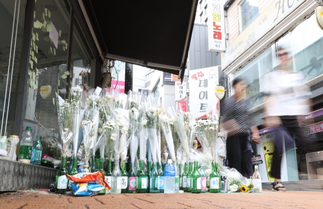 25일 오후 서울 관악구 신림역 인근 상가 골목에 흉기난동 사건으로 숨진 20대 남성 피해자 A씨를 위한 추모 공간이 마련돼 있다. 연합뉴스