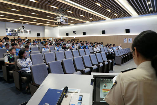 한국남동발전㈜ 영흥발전본부가 26일 직원을 대상으로 음주운전 근절 교육 등을 하고 있다. 영흥발전본부 제공