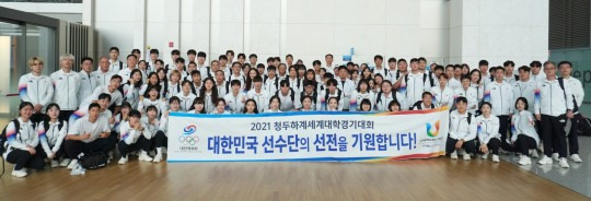 26일 인천국제공항에서 2021 제31회 청두하계세계대학경기대회에 참가하는 대한민국 선수 본단이 결전지인 중국 청두로 출국하기에 앞서 기념 촬영하고 있다. [대한체육회 제공]