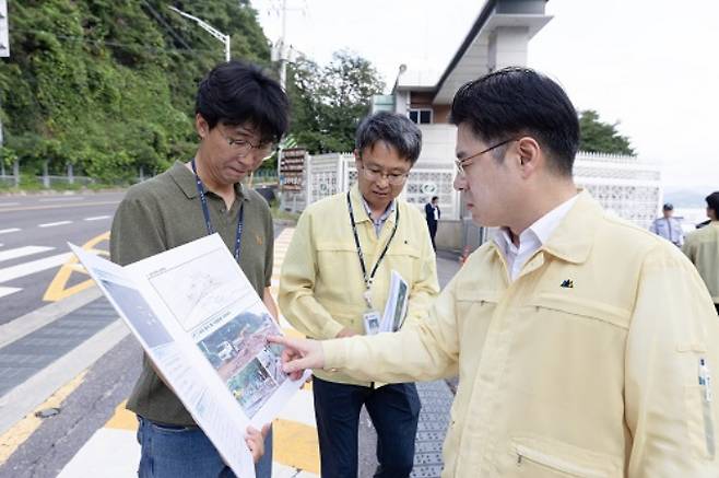 경기도 부지사들이 도민 안전을 위해 여름철 집중호우 취약지역인 급경사지, 지하차도 등을 방문해 현장을 점검했다. / 사진제공=경기도