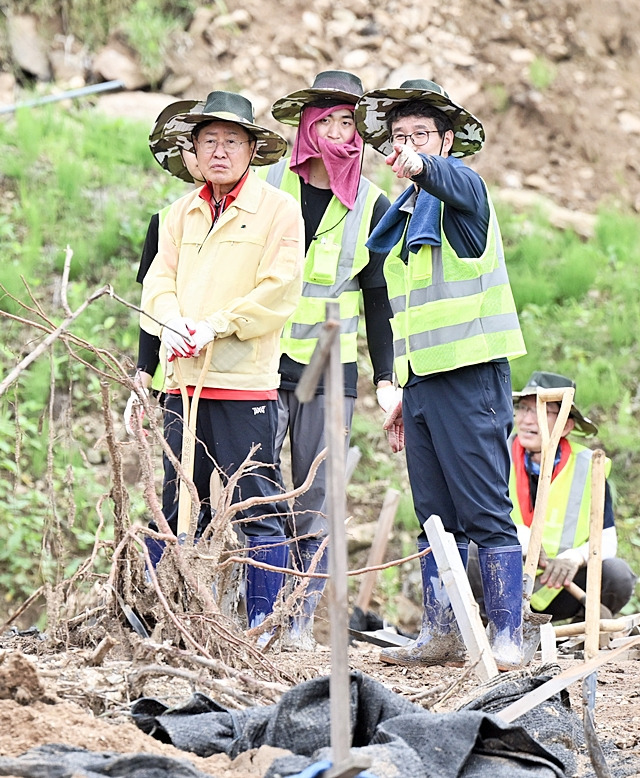 홍준표 대구시장이 시 공무원들과 경북 예천군에서 수해 복구를 지원하고 있다./사진제공=대구광역시