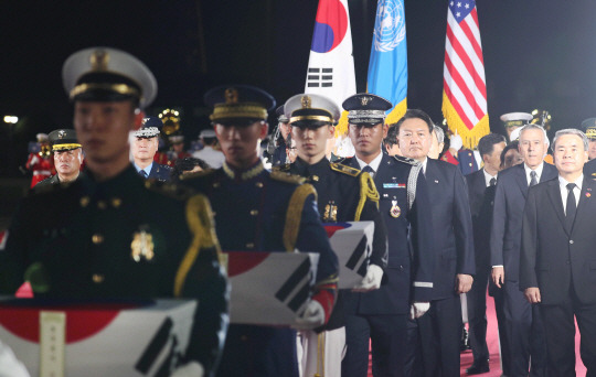 윤석열 대통령이 26일 오후 경기 성남 서울공항에 도착한 6·25 전쟁 국군전사자 유해 봉송 행렬에 따라나서고 있다. 대통령실통신사진기자단