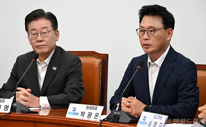 박광온(오른쪽) 더불어민주당 원내대표가 26일 서울 여의도 국회에서 열린 최고위원회의에 참석해 발언하고 있다. 임세준 기자