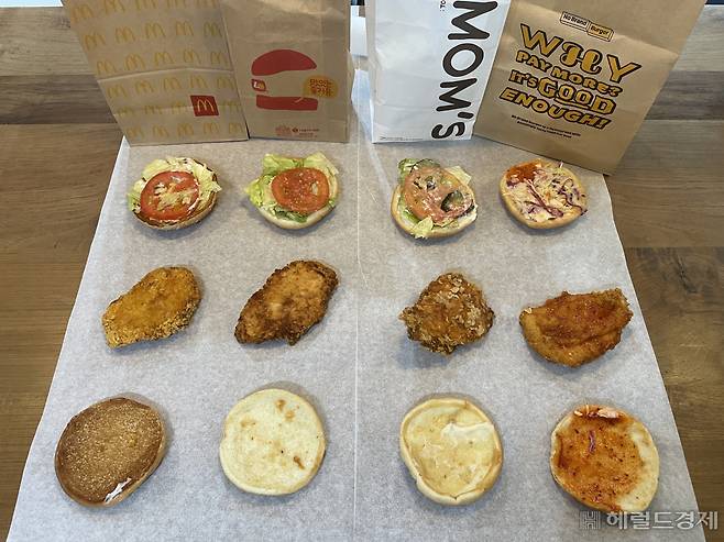 주요 프랜차이즈버거 브랜드의 닭가슴살 버거들을 분해한 모습이다. 왼쪽부터 맥도날드 맥스파이시 상하이버거·롯데리아 핫크리스피버거·맘스터치 휠렛버거·노브랜드버거 스리라차치킨버거. 전새날 기자