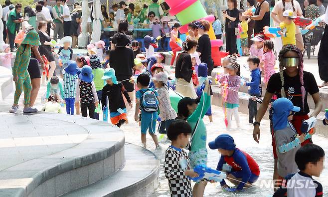 [서울=뉴시스] 최진석 기자 = 절기상 중복인 21일 서울 송파구 성내천 물놀이장을 찾은 어린이들이 물놀이를 즐기고 있다. 2023.07.21. myjs@newsis.com