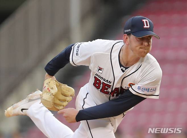 [서울=뉴시스] 김금보 기자 = 25일 서울 송파구 잠실야구장에서 열린 2023 프로야구 롯데 자이언츠 대 두산 베어스의 경기, 3회초 두산 선발 브랜든이 공을 던지고 있다. 2023.07.25. kgb@newsis.com