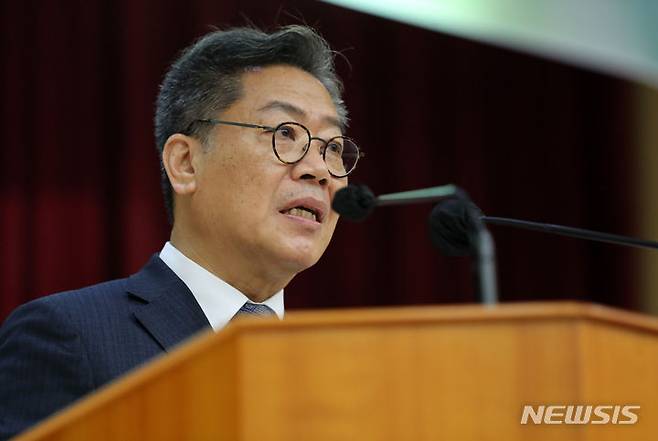 [과천=뉴시스] 김명년 기자 = 김용빈 중앙선거관리위원회 신임 사무총장이 25일 오전 경기 과천 중앙선거관리위원회에서 열린 취임식에서 취임사를 하고 있다. 2023.07.26. kmn@newsis.com