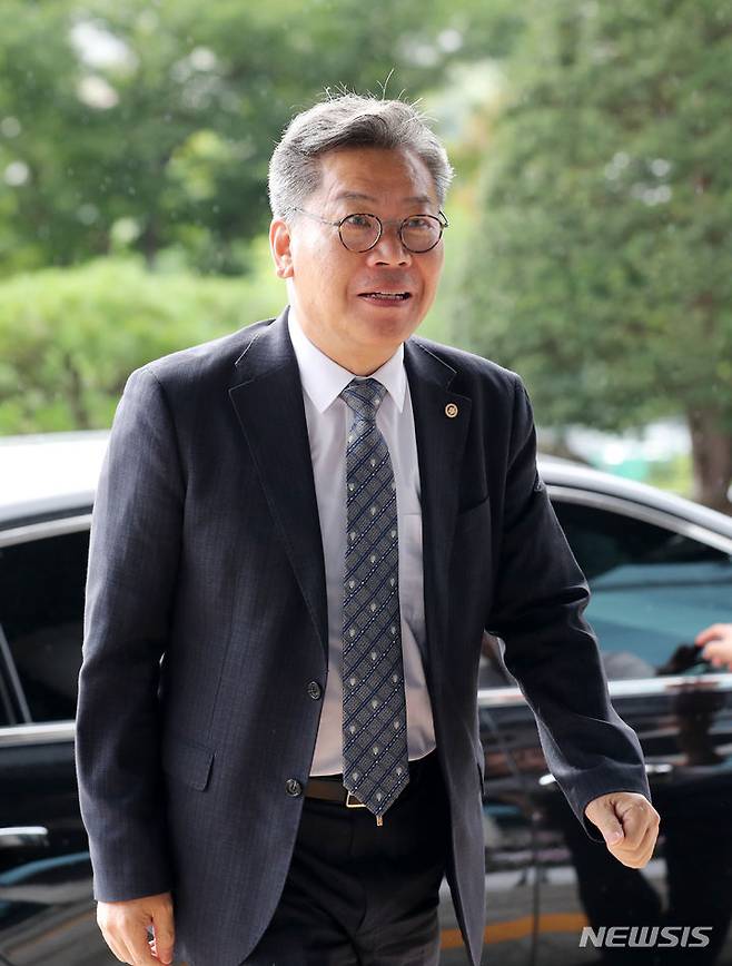 [과천=뉴시스] 김명년 기자 = 김용빈 중앙선거관리위원회 신임 사무총장이 26일 오전 경기 과천 중앙선거관리위원회에 출근하고 있다. 2023.07.26. kmn@newsis.com