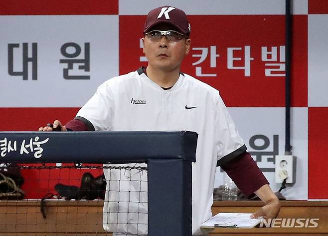 [서울=뉴시스] 조성우 기자 = 11일 오후 서울 구로구 고척스카이돔에서 열린 2023 KBO 리그 KT 위즈와 키움 히어로즈의 경기, 홍원기 키움 감독이 4-1로 뒤지고 있는 8회 경기를 지켜보고 있다. 2023.07.11. xconfind@newsis.com