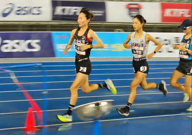 ▲여수시청 육상팀의 김은미 선수가 마라톤 여자 일반부 5000m 종목에서 17분 15.60초로 가장 먼저 결승선을 통과하고 있다. ⓒ여수시