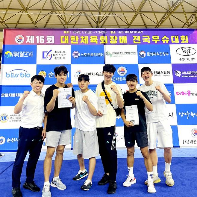 (왼쪽부터) 김준열 감독, 정용준(-75kg 2위), 김진영(-65kg), 김경환(-75kg 1위), 이재준(-60kg 2위), 손성민(포항시우슈협회 –75kg 3위)선수가 파이팅을 외치고 있다. 포항시체육회 제공