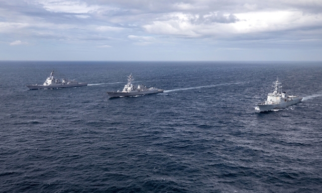 한·미·일 3국이 지난 16일 동해 공해상에서 합동으로 미사일 방어훈련을 실시하고 있다. 오른쪽부터 우리 해군의 율곡이이함, 미 해군 존핀함, 일본 해상자위대 마야함. 해군 제공