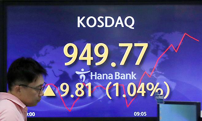 코스닥이 전 거래일보다 5.61포인트(0.60%) 오른 945.57로 장을 시작한 26일 서울 중구 하나은행 딜링룸에서 딜러들이 업무를 보고 있다. 뉴시스