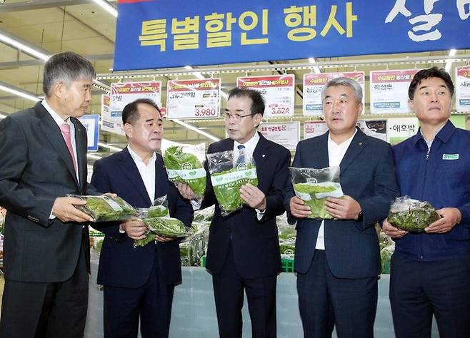 농협은 최근 기습적인 폭우로 인한 수급불안 농축산물을 대상으로 특별할인(한우고기 최대 60%, 채소류 6종 최대 43%)을 실시한다. 26일 하나로마트 양제점에서 진행한 특별할인행사에서 이성희 농협중앙회장(가운데)이 신영호 농협유통 대표의 안내로 채소코너를 순람하고 있다.