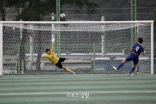 경기 광문고 김태인이 26일 충북 제천축구센터에서 열린 제56회 대통령금배 전국고등학교축구대회 서울 광문고와의 16강전에서 승부차기 실축을 하고 있다. 문재원 기자