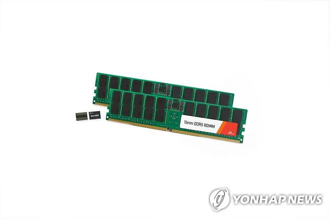 SK하이닉스 1b DDR5 서버용 64기가바이트 D램 모듈, 1b DDR5 16기가비트 단품 [SK하이닉스 제공. 재판매 및 DB 금지] photo@yna.co.kr