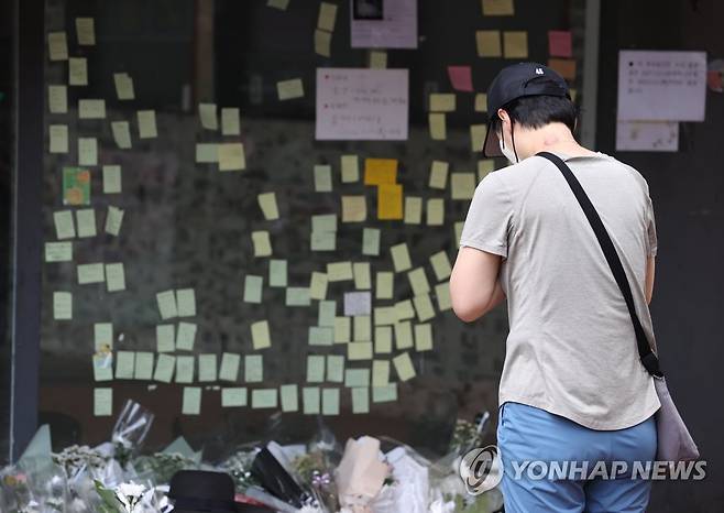 추모 기도하는 시민 (서울=연합뉴스) 김성민 기자 = 25일 오후 서울 관악구 신림역 인근 상가 골목에 마련된 흉기난동 사건으로 숨진 20대 남성 피해자 A씨를 위한 추모 공간에서 한 시민이 기도를 하고 있다. 2023.7.25 ksm7976@yna.co.kr