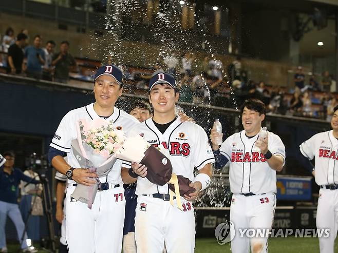 '11연승 축하' 물 맞는 이승엽 감독 (서울=연합뉴스) 김성민 기자 = 25일 오후 서울 잠실야구장에서 열린 2023 프로야구 롯데 자이언츠와 두산 베어스의 경기에서 8-5로 승리해 11연승을 달성한 두산 이승엽 감독과 허경민이 물을 맞고 있다. 2023.7.25 [공동취재] ksm7976@yna.co.kr