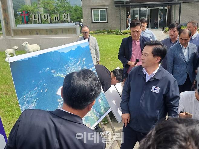 27일 원희룡 국토교통부 장관이 양평군 양서면의 한 교회에서 전진선 양평군수로부터 고속도로 노선 인근 지역 현황에 대한 설명을 듣고 있다.황영민 기자