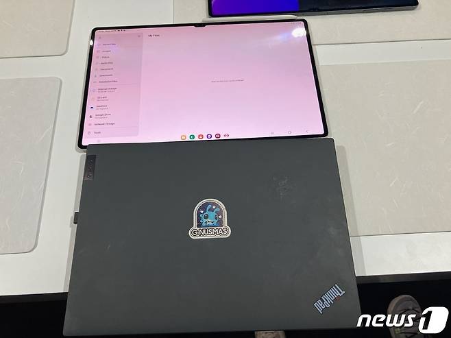 14.6인치 크기의 갤럭시탭S9 울트라(위쪽)와 15인치 노트북. 2023.07.26. 오현주 기자