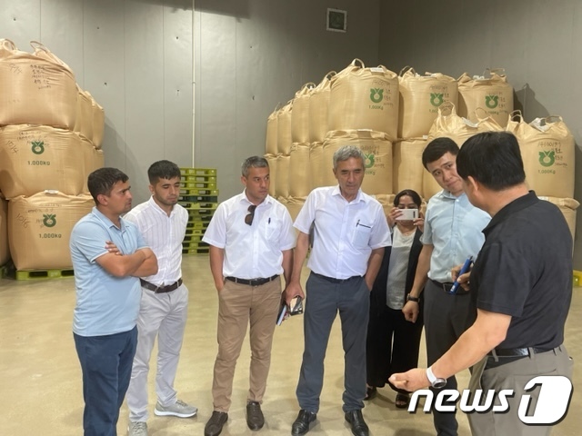 타지키스탄 수출 농산물 생산자 대표 등 12명이 고창의 우수 농산물 가공시설 현장을 견학했다. 대표단은 한결RPC를 방문해 박종대 대표에게 쌀 도정 기술에 대해 설명을 듣고 있다.(고창군 제공)2023.7.27/뉴스1