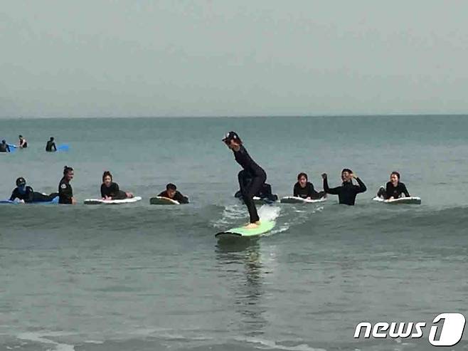 남열해수욕장 서퍼들.(고흥군 제공)/뉴스1DB