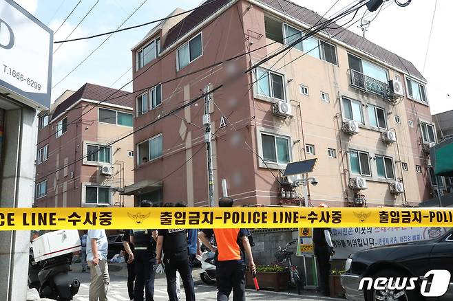 27일 인천시 부평구의 한 빌라 3층에서 50대 남성이 60대 지인을 흉기로 찌른 후 건물에서 뛰어내리겠다고 위협하며 경찰과 대치하고 있다. 2023.7.27/ 뉴스1 ⓒ News1 정진욱 기자