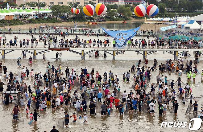 지난 2019년 7월 경북 봉화군 봉화읍 내성천 일원에서 열린 제21회 봉화은어축제를 찾은 관광객들이 은어 반두잡이 체험을 하고 있다. (봉화군 제공) 2019.7.28/뉴스1 자료 사진